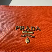 在飛比找PopChill優惠-[二手] PRADA 普拉達 雷雕金字LOGO 開口式卡夾