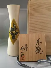 在飛比找樂天市場購物網優惠-日本 九谷燒名家 松本佐一 作 花瓶，貼金箔工藝配花草畫篇，