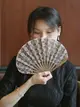 日本摺疊小扇子日式和風復古素色刺繡棉布貝殼扇葵形扇配旗袍 全館免運