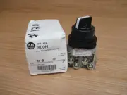 Allen Bradley 800H-JR2KA7 Selector Switch 800HJR2KA7 W/ (2) 800T-XA1