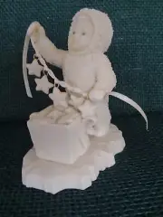 Department 56 Snowbabies STRINGING FALLEN STARS Child Holding Ribbon Of Stars