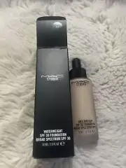MAC Water Weight SPF30 Foundation (NC20) (30ml)