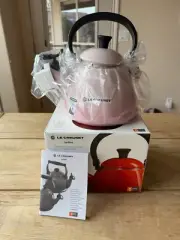 Le Creuset 1.7 qt / 1.6 liter whistling Kone Kettle w/ Max Line, Shell Pink NEW