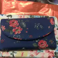 在飛比找蝦皮購物優惠-Cath Kidston 深藍紅花三折中夾 正品