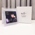 更新現貨【墨家莊】｜羽生結弦｜YUZU 簽名 簽印立鏡 高絲 KOSE 雪肌精 聯名 YUZURU HANYU 柚子周邊