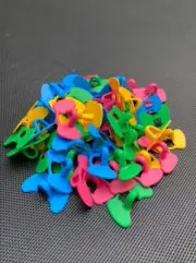 100 Clip on pinless hen blinders (para gallos) anteojos para gallinas.