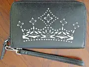 New Vera Bradley Laser-Cut Zip-Around Wristlet #14324-481 (Concerto Crown Black)