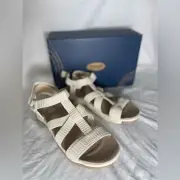 New in box size 6.5 Dr Scholl’s women’s Adelia Shell beige sandals ❤️