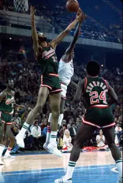 Kareem Abdul Jabbar Milwaukee Bucks fights for the rebound with S- 1974 Photo 1