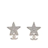 在飛比找ETMall東森購物網優惠-CHANEL CC Logo 水鑽星星造型針式耳環(金色) 