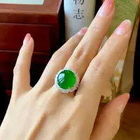 在飛比找Yahoo!奇摩拍賣優惠-緬甸天然翡翠冰種戒指女款正陽綠蛋面白金鑲嵌款式帝王綠戒指環女