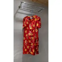 在飛比找蝦皮購物優惠-Marie Claire 短袖紅底黃花直條紋理短版排扣洋裝 