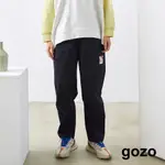 【GOZO】宮樂團胚布標彈性寬管小腳褲(深藍/綠色_M/L)｜女裝 顯瘦 休閒