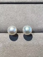 Australian South Sea Pearl Ear Stud in 18k yellow gold