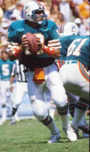 Quarterback Dan Marino Miami Dolphins goes back to pass v the Wash- Old Photo 1