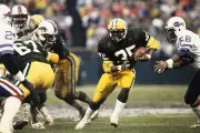 Football Del Rodgers Of The Green Bay Packers Carries Ball 1982 OLD PHOTO