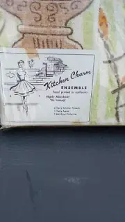 Vintage Kitchen Charm Gift Set with 2 Tea Towels Apron And Potholder NIB