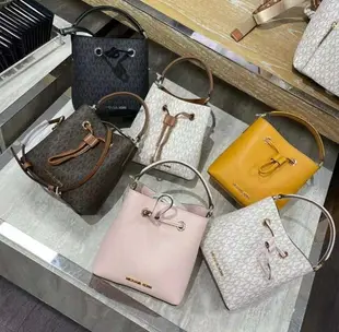 美國正品Michael Kors MK kimberly經典素黑金色斜紋(羊皮款) 附鏈條 小水桶包、&滿版-咖色LOGO、滿版白粉LOGO色 小水桶包.(牛皮防刮款)手提單肩 斜背包~(小號款).適放中短夾-【輕奢簡約、時尚百搭款】～(保證美國OUTLET直購全新100%正品).*vivi shop*