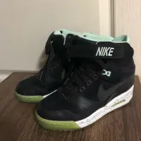 在飛比找蝦皮購物優惠-Nike wmns air revolution sky h