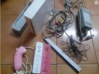 在飛比找Yahoo!奇摩拍賣優惠-§二手§ 白色 任天堂遊戲主機 Wii 附電源+AV線+左右