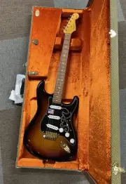 Fender Stevie Ray Vaughan Stratocaster, Pau Ferro Fingerboard, 3-Color Sunburst