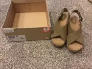 Women Clarks Artisan Wedge Sandal Caslynn Shae 7M Shoe Light Khaki Nubuck