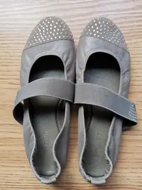 在飛比找Yahoo!奇摩拍賣優惠-專櫃品牌Puji灰色水鑽娃娃鞋