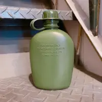 在飛比找蝦皮購物優惠-現貨 國軍軍用 綠色塑膠水壺 軍用塑膠水壺 扁水壺 大容量 