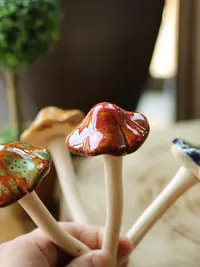 在飛比找松果購物優惠-戶外裝飾品 可愛陶瓷仿真蘑菇草坪擺件 (8.3折)