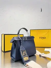 在飛比找Yahoo!奇摩拍賣優惠-現貨FENDI 芬迪 ?Peekaboo essential