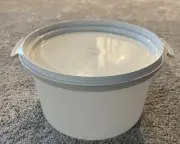 Vintage White Round Tupperware Cake Storage Carrier Take Bake Large Pie Safe
