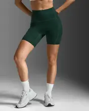 Form Stash Hi-Rise 6" Bike Short with Pockets, 2XU, XS, Ever Green/Ever Green, Female