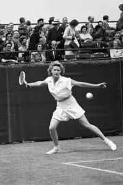 Tennis Pauline Betz in action Old Historic Photo 1