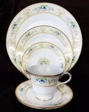 WEDGWOOD AGINCOURT IVORY 5 Piece Place Setting NEW NEVER USED made in England