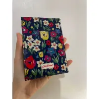 在飛比找蝦皮購物優惠-Cath kidston鄉春風護照夾