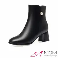 在飛比找momo購物網優惠-【MOM】真皮短靴 粗跟短靴/真皮優雅珍珠釦造型粗跟短靴(黑