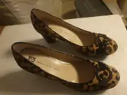 AK ANNE KLEIN Cow Pattern Peep Toe Pumps with Bow Detail Front Size 8 1/2 M New