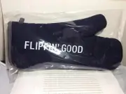 BBQ MITT “ FLIPPIN’ GOOD” NEW WITH TAG PLASTIC BAG SAY WHAT? MAN STUFF DARK BLUE