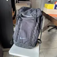 在飛比找蝦皮購物優惠-NIKE KYRIE BACKPACK 後背包 黑灰