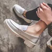 在飛比找ETMall東森購物網優惠-厚底白色韓版發型師英倫豆豆鞋