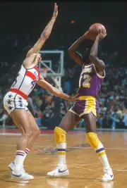 Lucius Allen Los Angeles Lakers looks to pass over Phil Chenier W- 1976 Photo