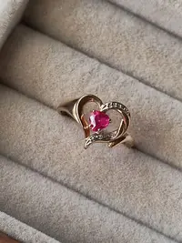 在飛比找Yahoo奇摩拍賣-7-11運費0元優惠優惠-1960年代美國中古10K金鑲嵌紅寶石愛心心形戒指