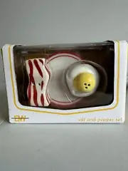 BOSTON WAREHOUSE SALT/PEPPER SHAKERS Bacon and Eggs on a Plate Still In Box