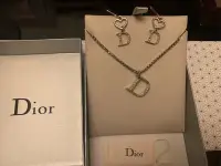 在飛比找Yahoo!奇摩拍賣優惠-Christian Dior 水鑽 經典 Logo 項鍊 耳