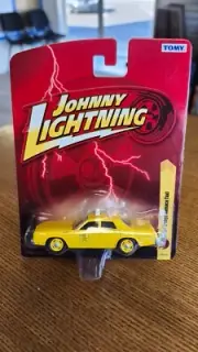2013 Johnny Lightning R22 1977 Dodge Monaco Taxi in Yellow