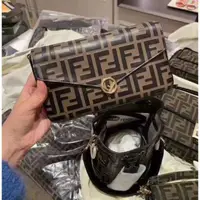 在飛比找蝦皮購物優惠-婷婷精品二手/FENDI 芬迪 三合一 壓紋 woc鏈條包 