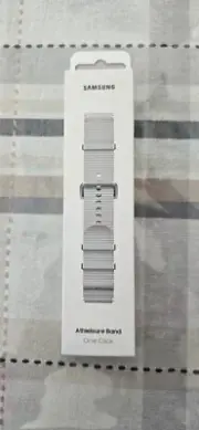 New OEM 20mm M/L Samsung Galaxy Watch7 Athleisure Band White One Click ET-SOL31