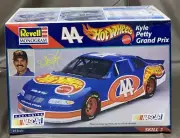 Revell Kyle Petty #44 Hot Wheels Pontiac Grand Prix Model Kit 85-2524