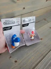 RARE World of Nintendo Super Mario Bros Blue Baby Yoshi & Red Toad 2.5in figures