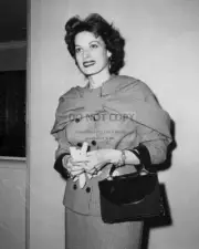 MAUREEN O'HARA LEGENDARY ACTRESS - 8X10 PUBLICITY PHOTO (ZY-067)